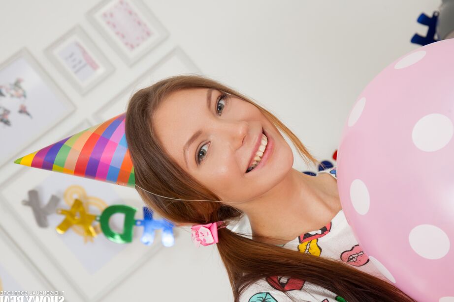 20P La jolie jeune fille Eva se met totalement nue alors qu'elle fête son anniversaire