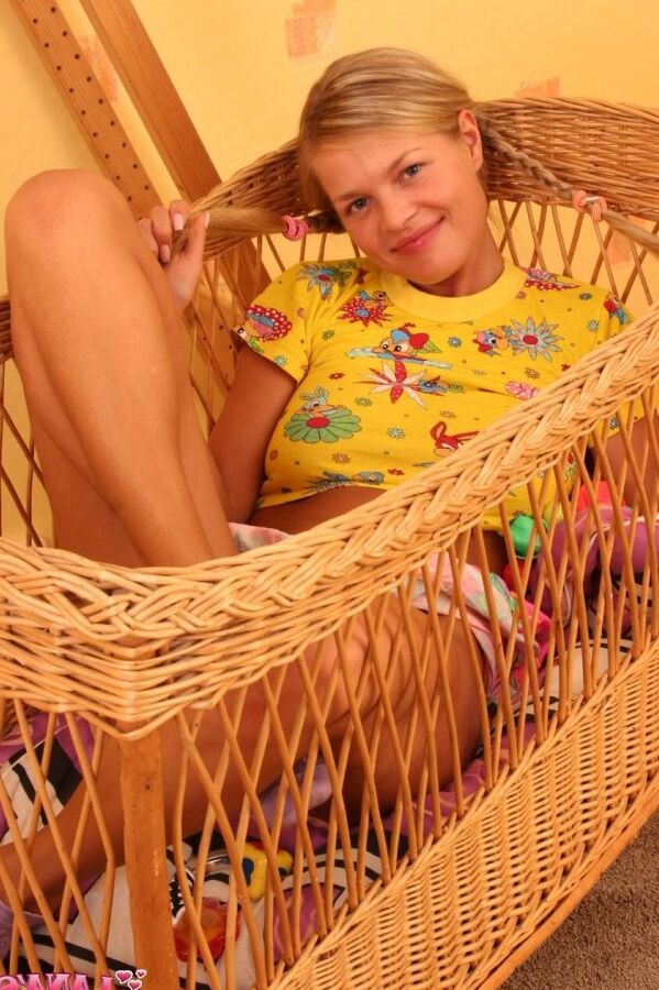 15P Lana, une jeune absolument nue et aux gros seins, pose dans un grand panier.