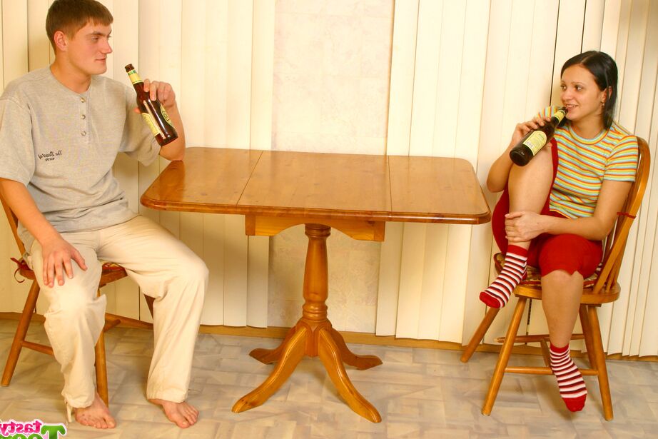 20P ビールを飲んだ後、彼女は犯されたいということを理解した厄介なティーンエイジャーのふしだらな女
