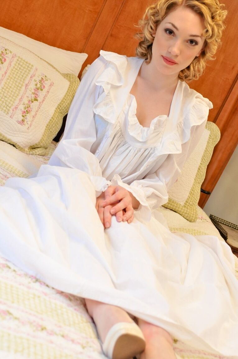 15P A adolescente erótica Lily LaBeau tira o vestido branco para provocar sedutoramente em lingerie quente