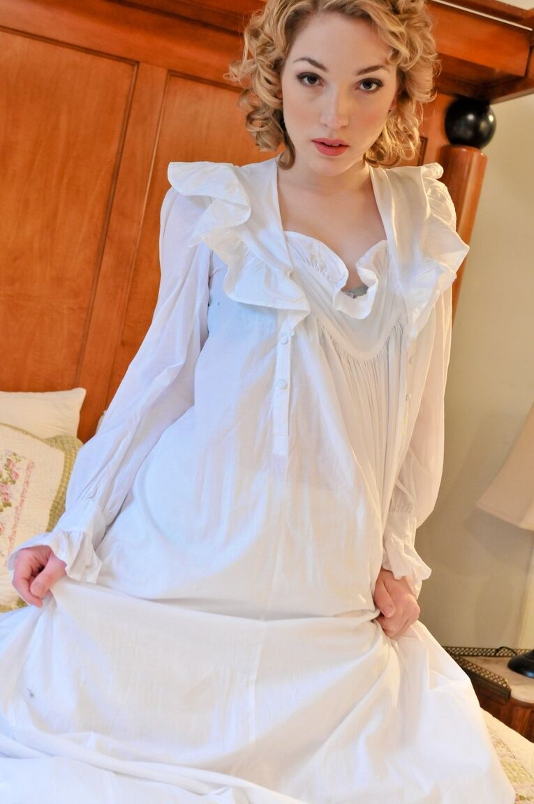 15P A adolescente erótica Lily LaBeau tira o vestido branco para provocar sedutoramente em lingerie quente