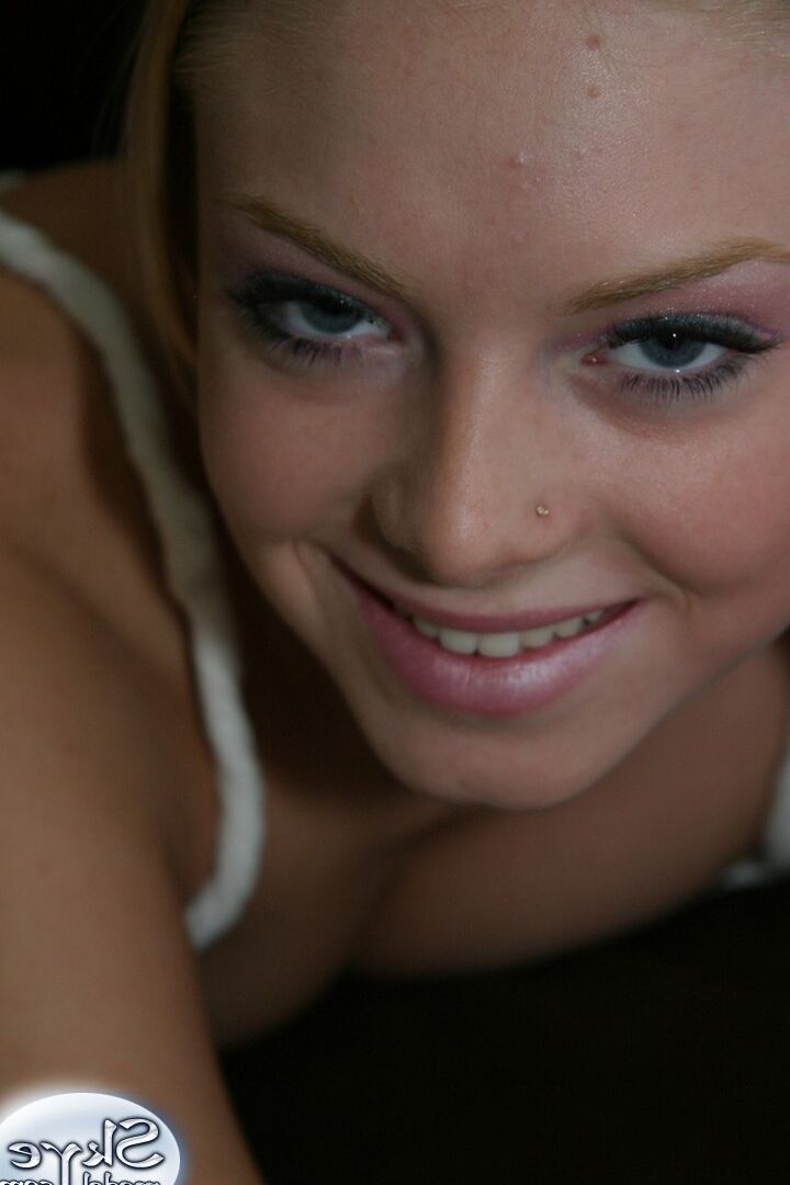 12P Sexy loira adolescente Skye Modelo modelos não nuas em uma saia rosa