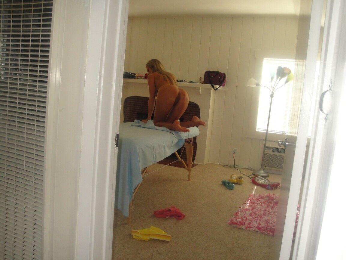 Die 17P-Blondine Samantha Saint zieht sich auf einer Massageliege aus und stellt ihren geilen Arsch zur Schau