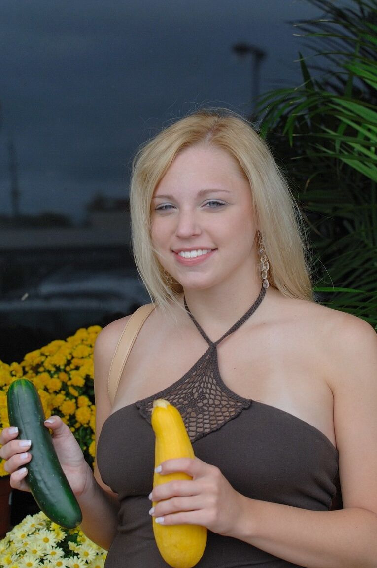 15P Une blonde naturelle aux gros seins enfonce des légumes dans sa chatte excitée