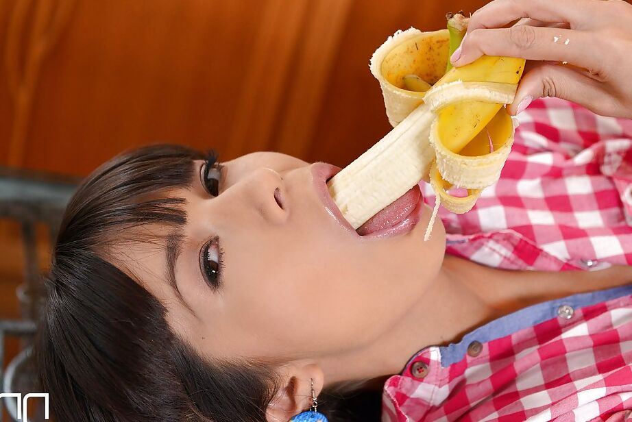 16P European teenager Mona Kim inserting objects into perfect pussy