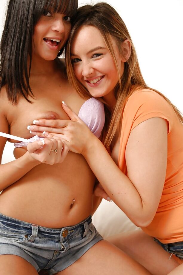16P Katie K y Sasha Cane disfrutando juntas del apasionado porno con juguetes