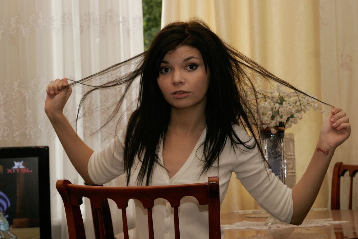 15P Solo girl Kaira 18 faz poses tentadoras enquanto tira a roupa