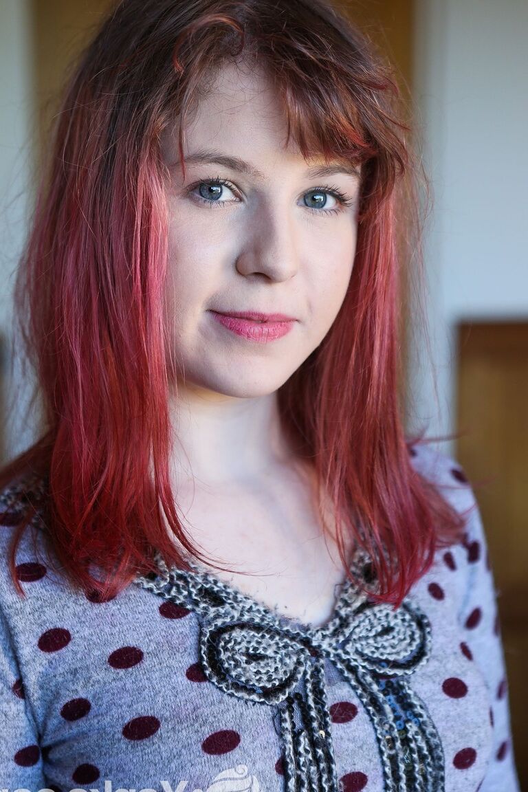 17P Tiny pálida ruiva querida Kate com um sorriso fofo masturba sua pequena buceta