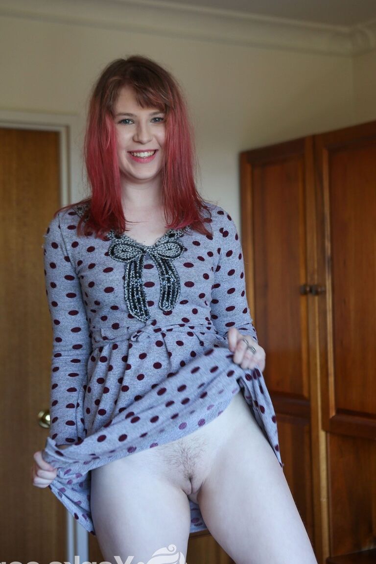 17P Tiny pálida ruiva querida Kate com um sorriso fofo masturba sua pequena buceta