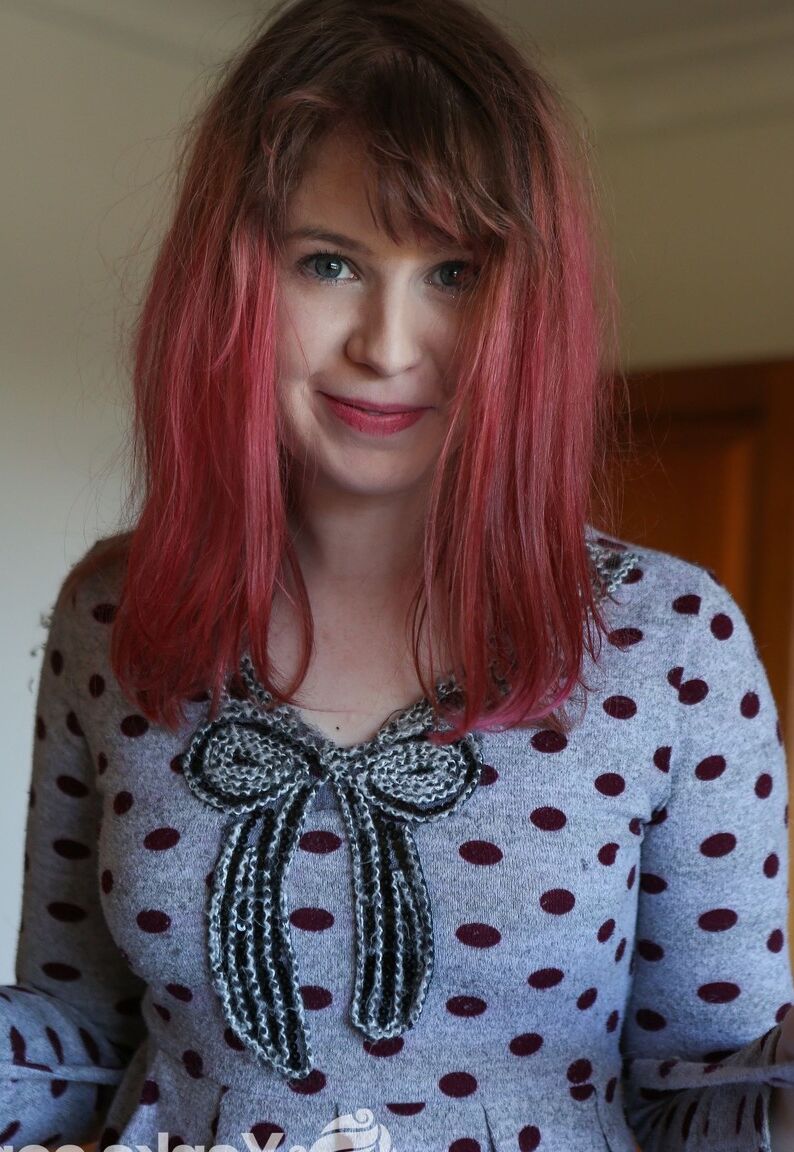 17P Tiny pálida ruiva querida Kate com um sorriso fofo masturba sua pequena buceta