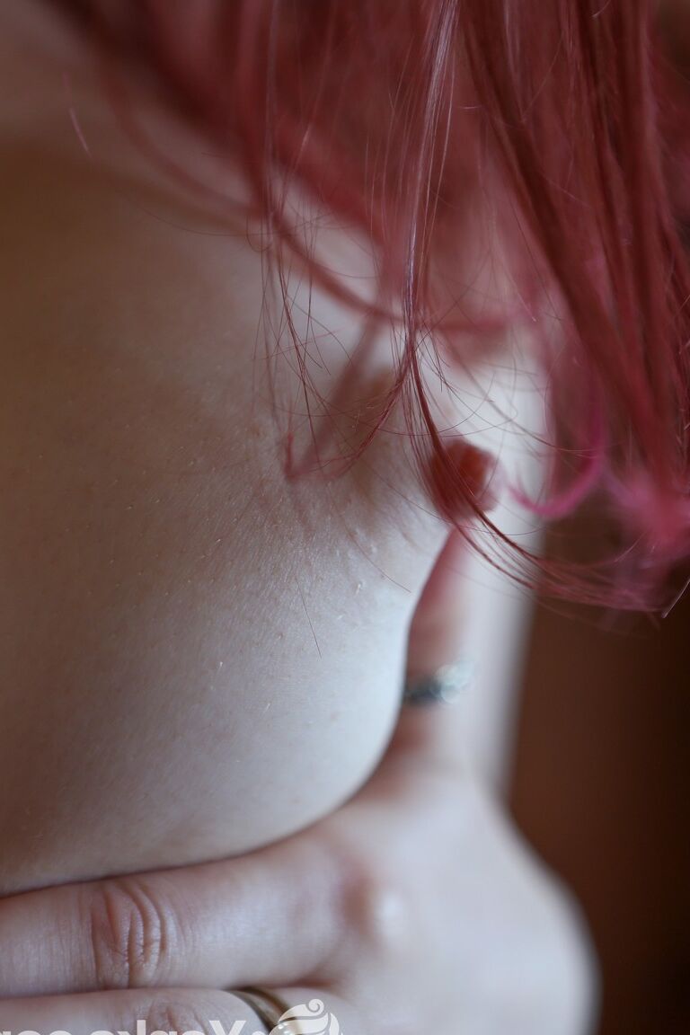 17P Tiny pálida ruiva querida Kate com um sorriso fofo masturba sua pequena buceta