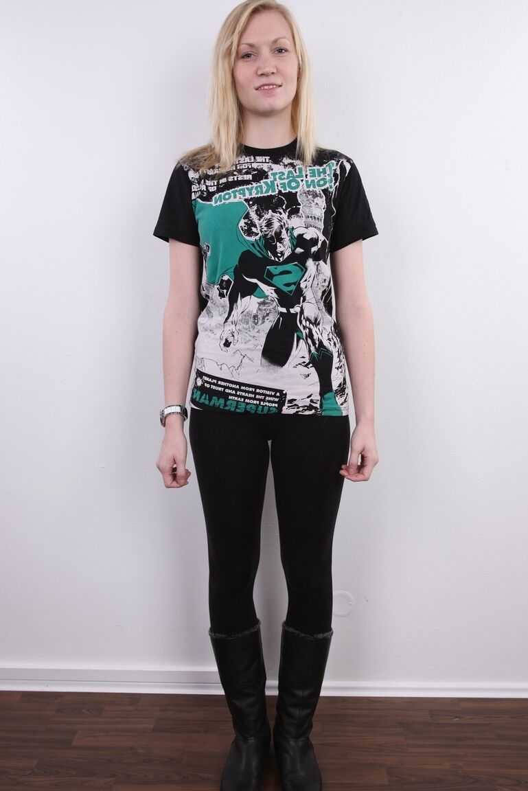 15P La rubia Klara se quita una camiseta y unos leggings negros para su estreno desnuda