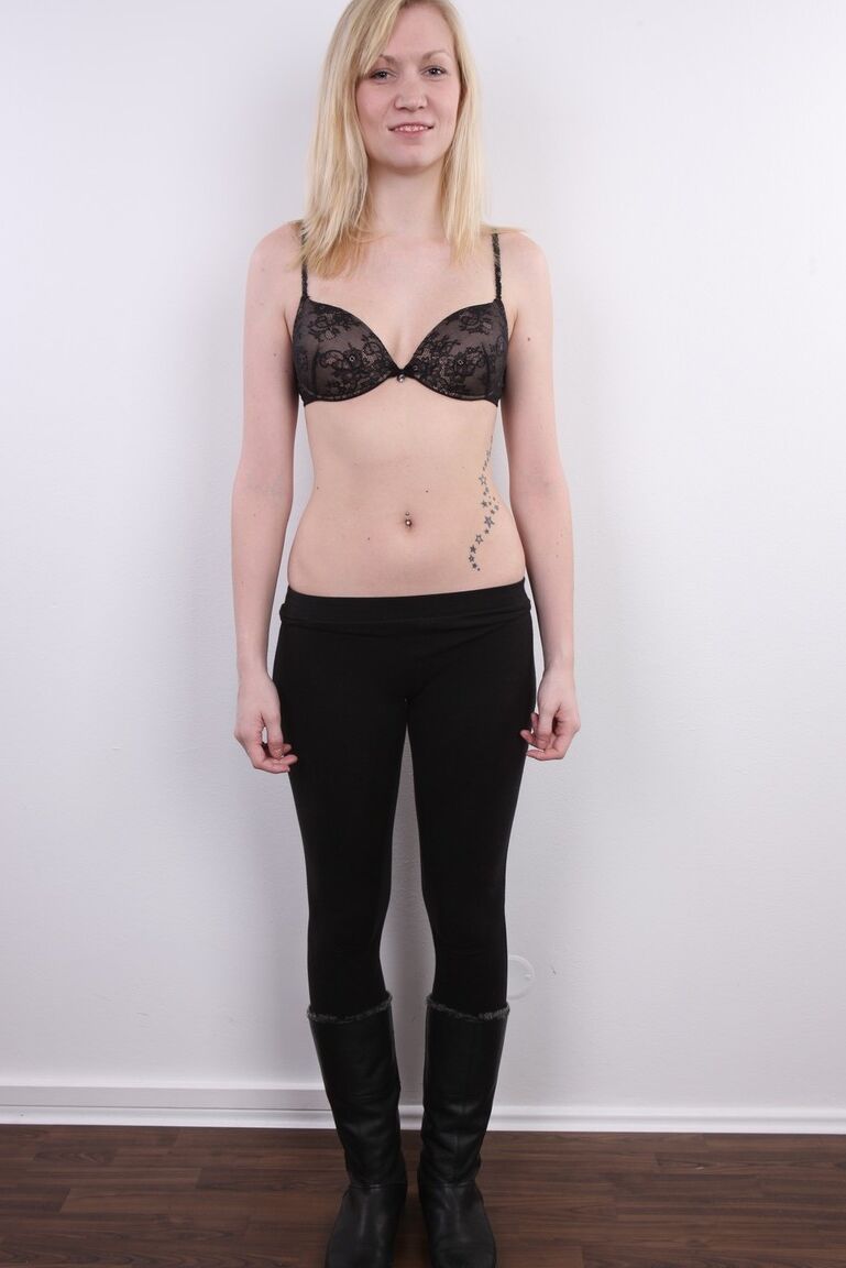 15P La rubia Klara se quita una camiseta y unos leggings negros para su estreno desnuda