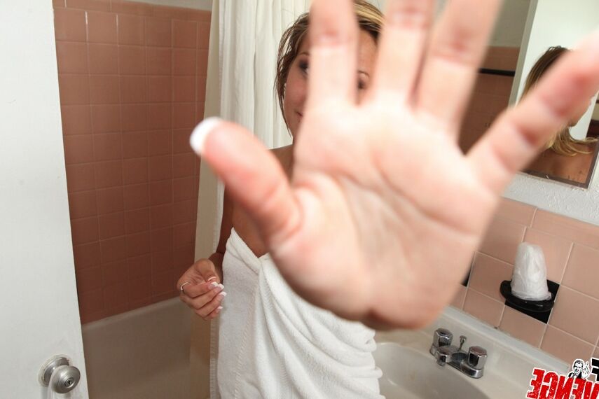 16P Sexy barely clothed girlfriend gets caught on video in the bath
