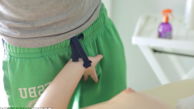 16P A adolescente amadora Zoi tem seus peitinhos oleados massageados e dose de boquete