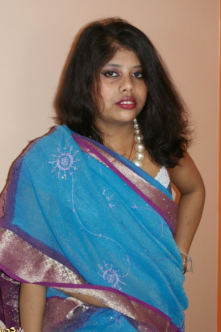 15P Chubby Indian chick Rupali takes off her sari and pretties to get naked