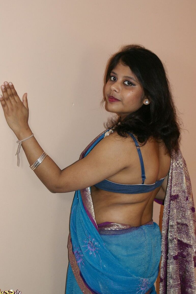15P Chubby Indian chick Rupali takes off her sari and pretties to get naked