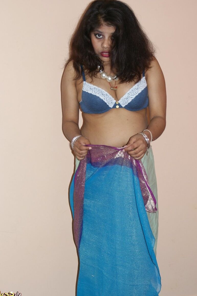 15P Chubby Indian chick Rupali takes off her sari and pretties to get naked