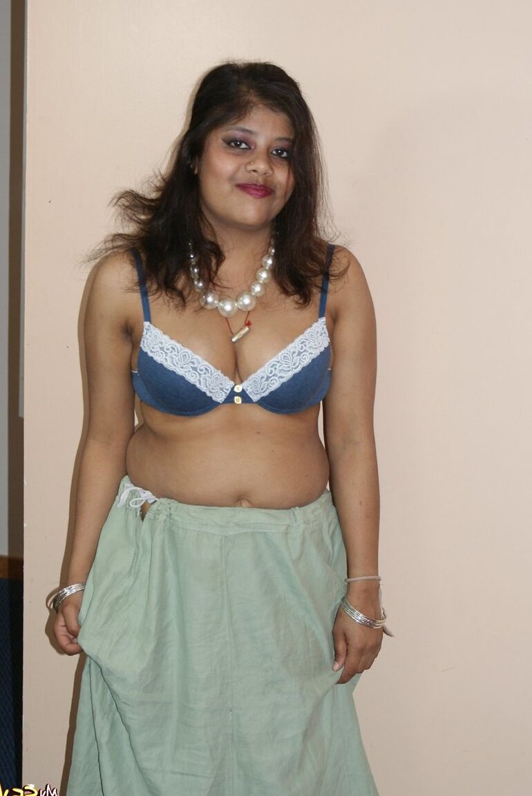 15P Chubby Indian chick Rupali takes off her sari and pretties to get naked