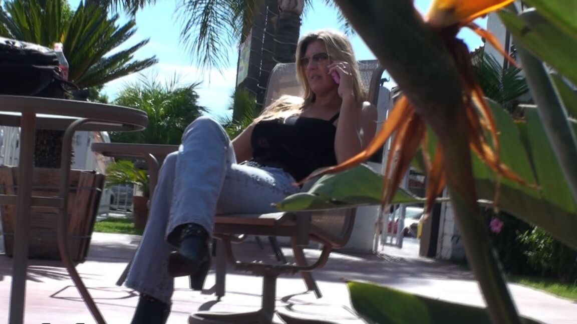 17P La blonde aux gros seins Jezebel Jones en jean moulant prend un appel sexuel au téléphone en extérieur