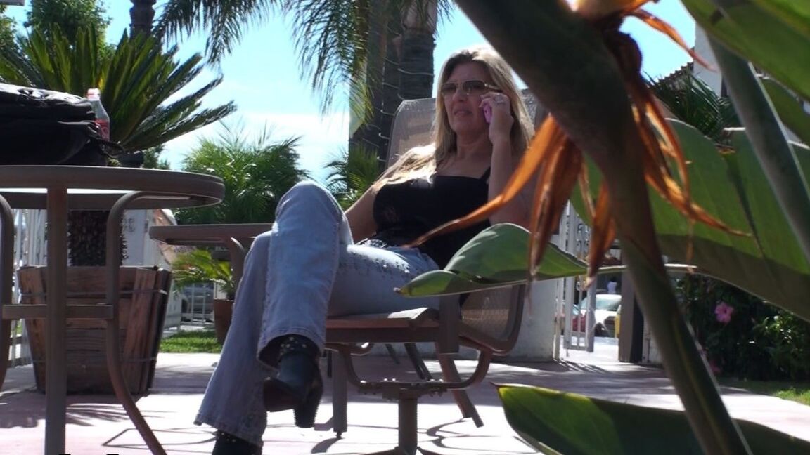 17P La blonde aux gros seins Jezebel Jones en jean moulant prend un appel sexuel au téléphone en extérieur