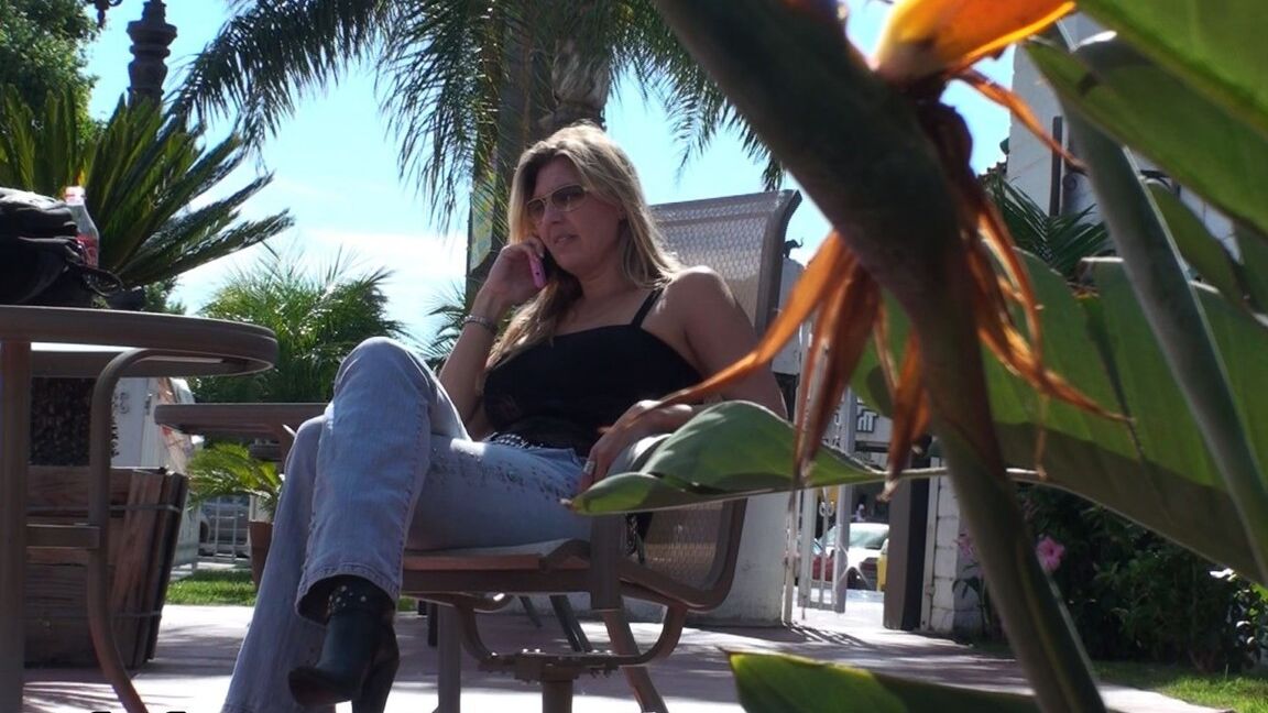 17P La blonde aux gros seins Jezebel Jones en jean moulant prend un appel sexuel au téléphone en extérieur