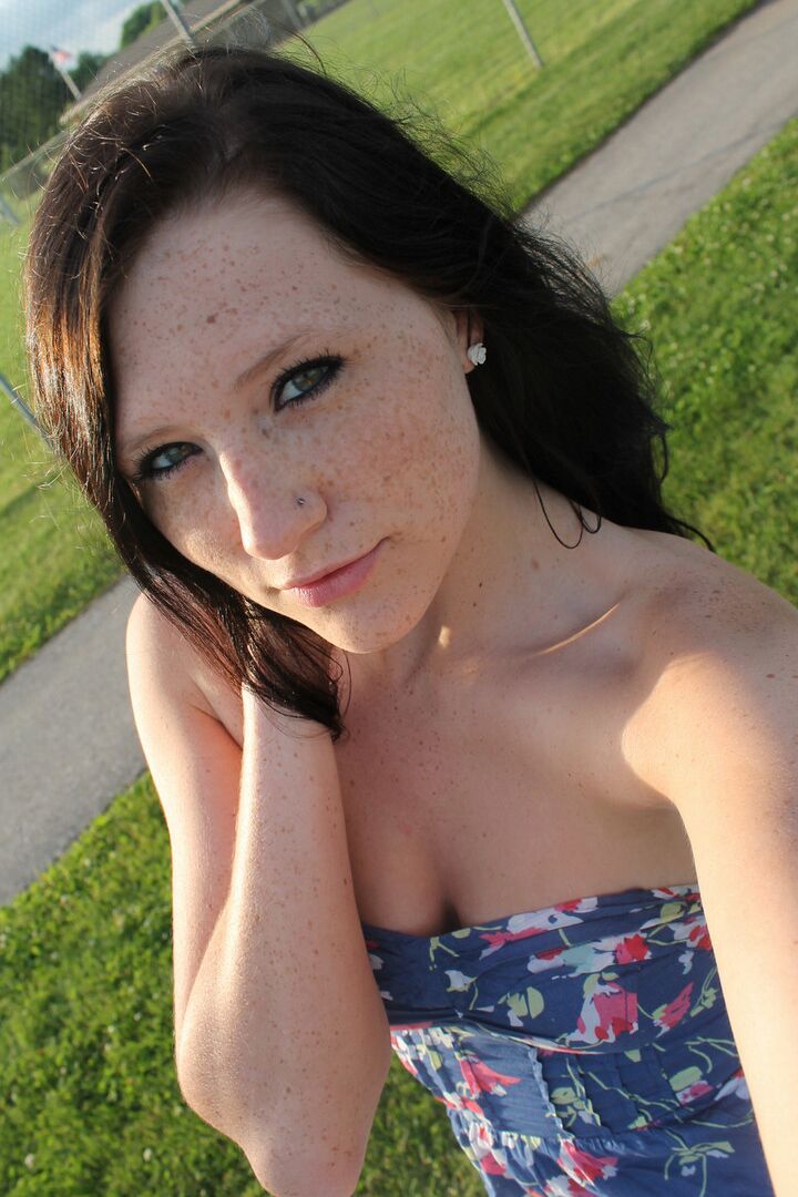 12P Freckles 18, une adolescente solo en solo, expose sa culotte sous la jupe sur un terrain de balle