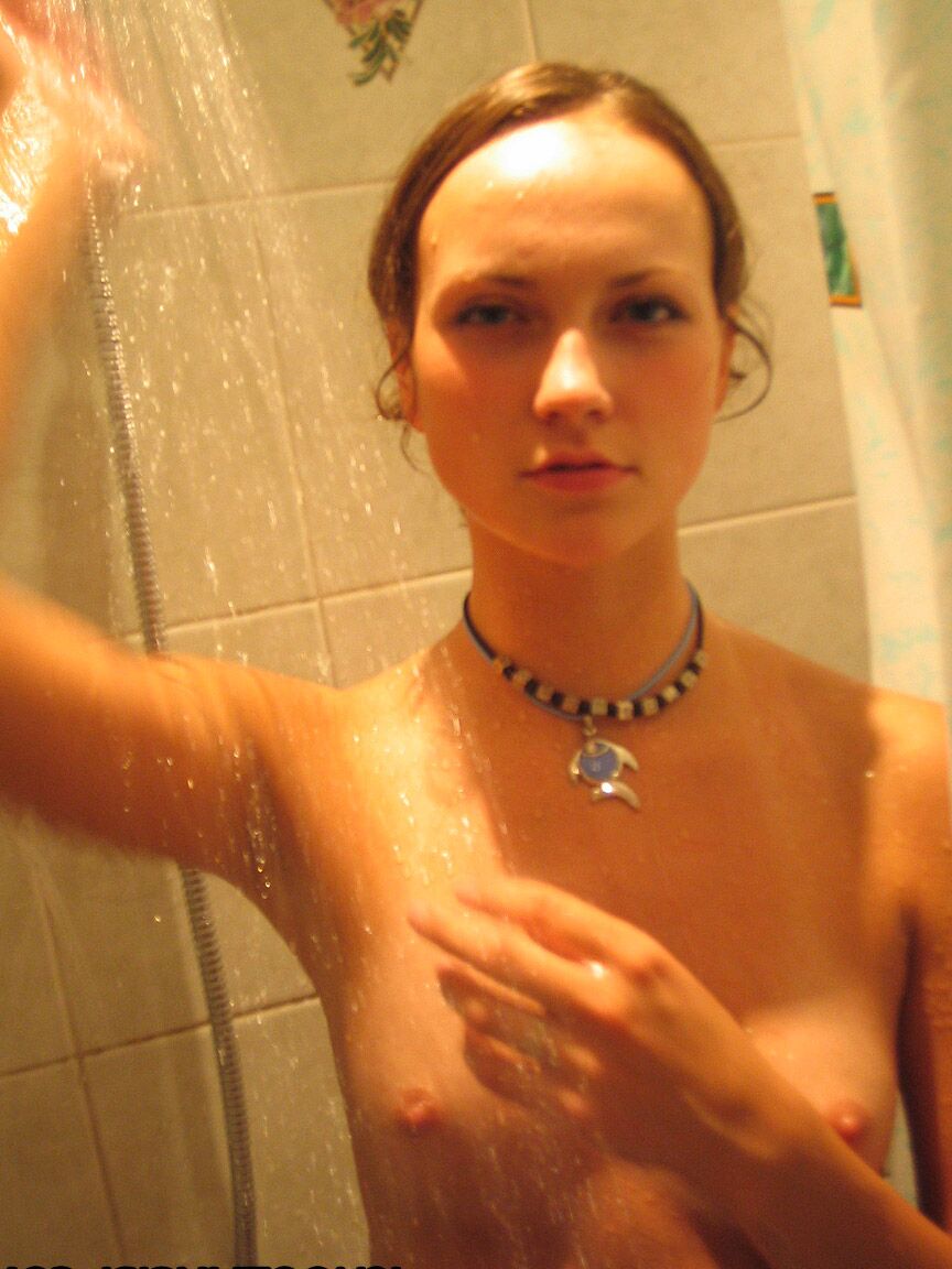 17P Weiße Freundin wird unter der Dusche von ihrem geilen Freund gefickt