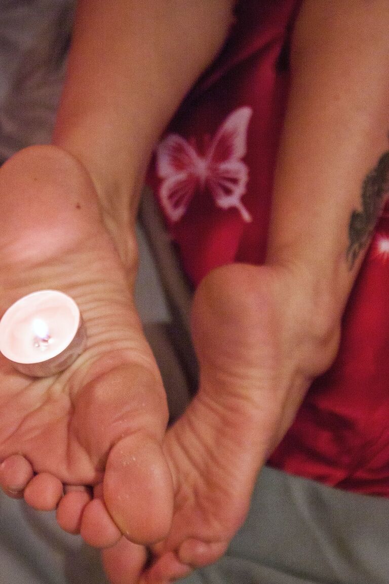 18P La esbelta Tigra posa desnuda rodeada de varias velas aromáticas