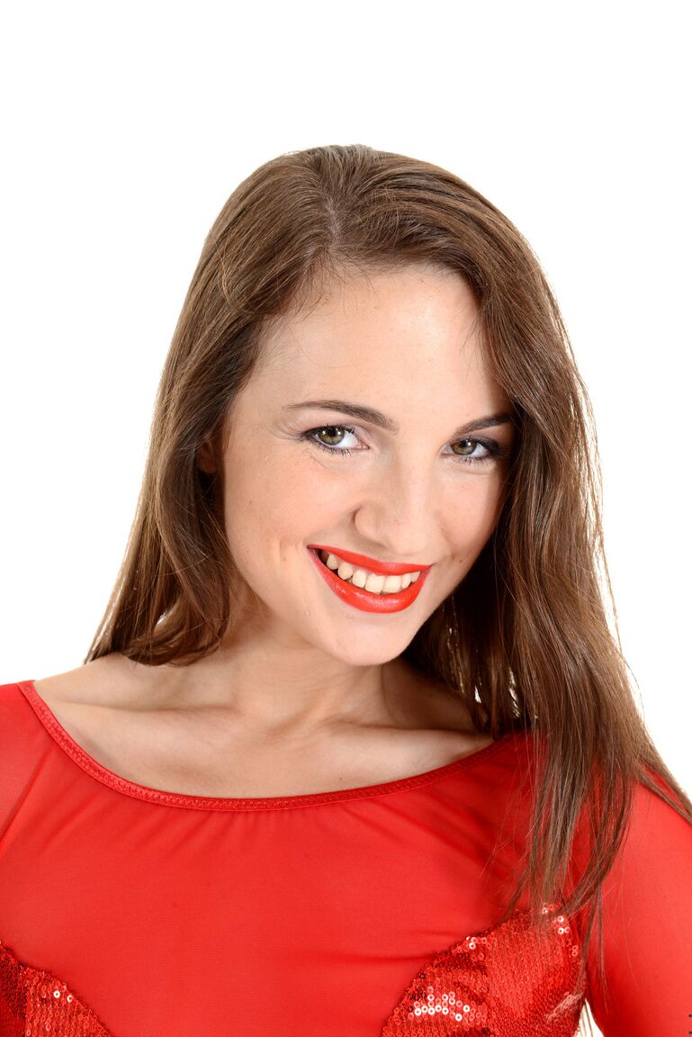 15P La guapa pelirroja Kristy Black se quita un vestido rojo corto antes de masturbarse