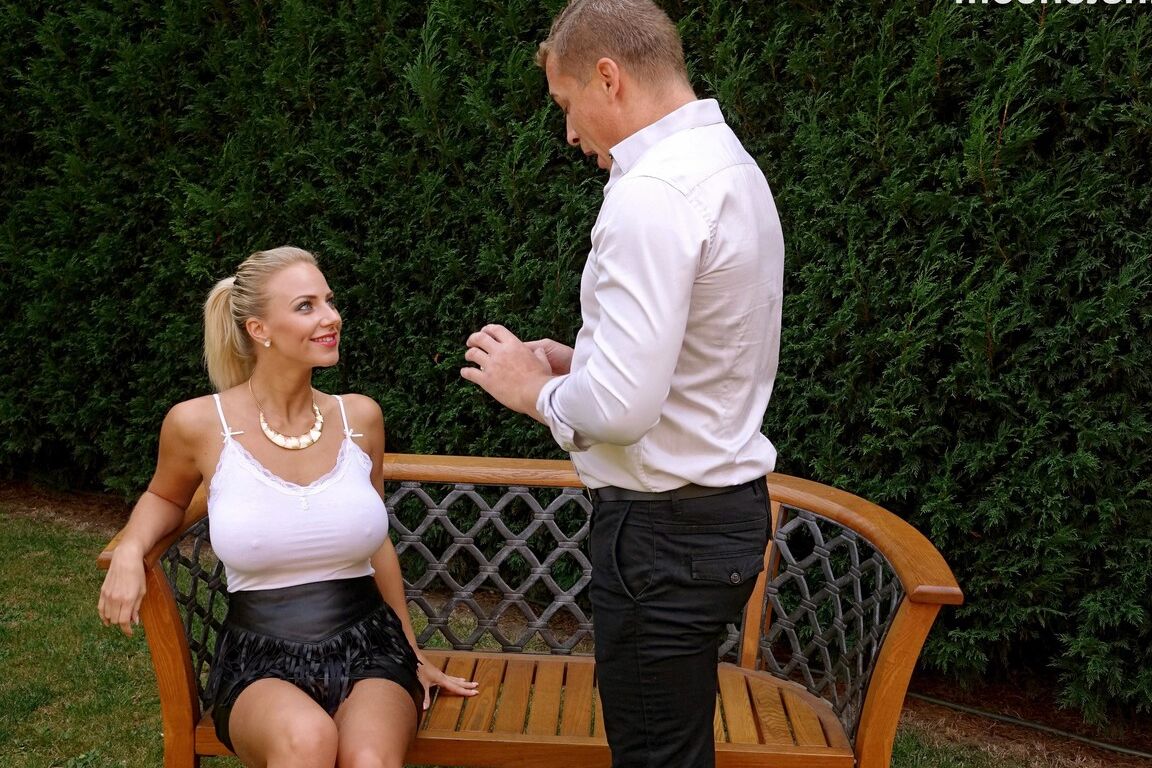 15P Rubia sucia y tetona orinada en su coño caliente en el patio trasero