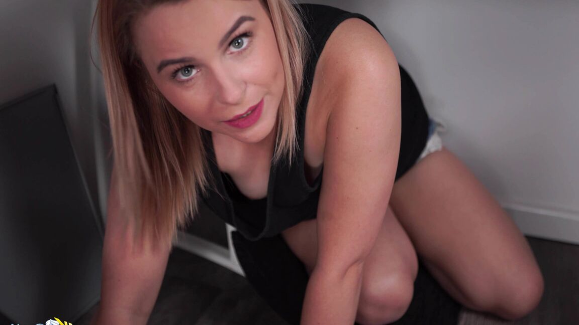 23P Downblouse Jerk Computer Cleavage