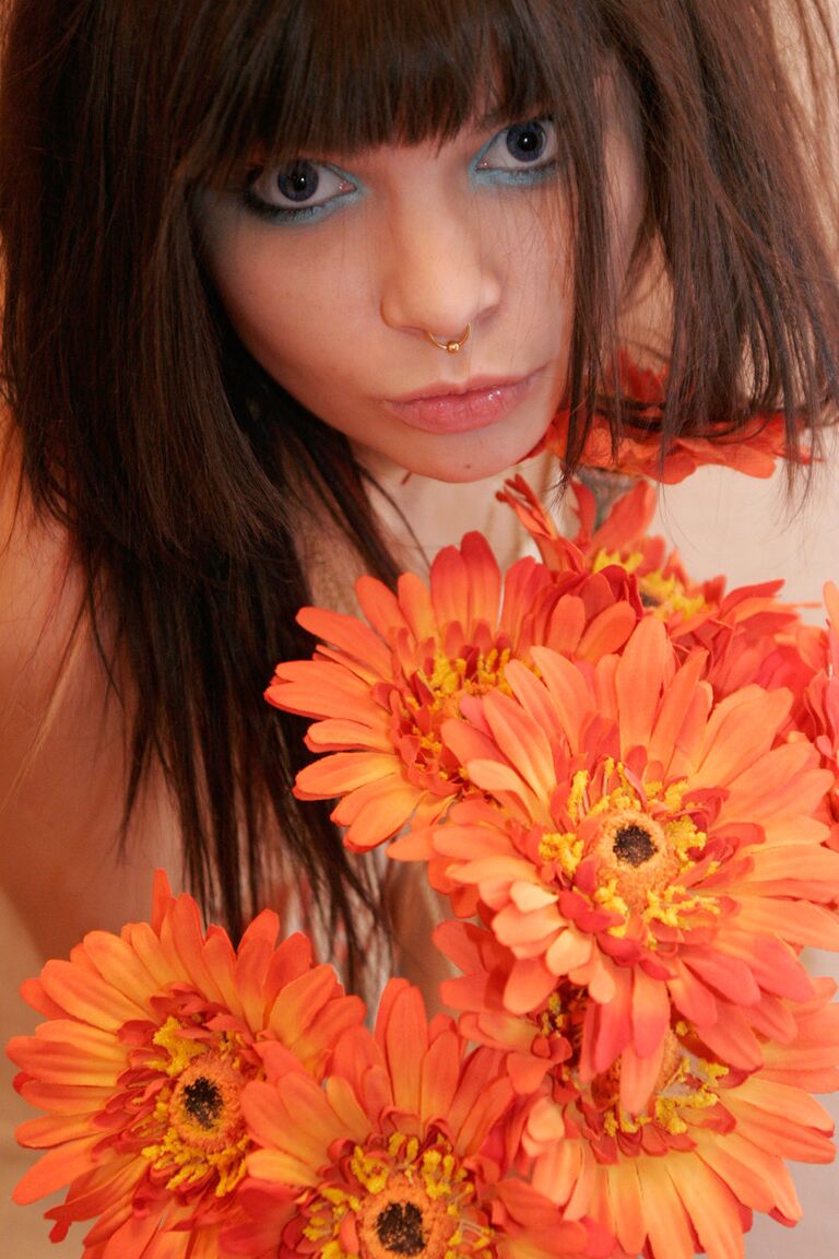 15P La encantadora adolescente Kaira 18 sostiene un ramo de flores durante una sesión sin desnudos