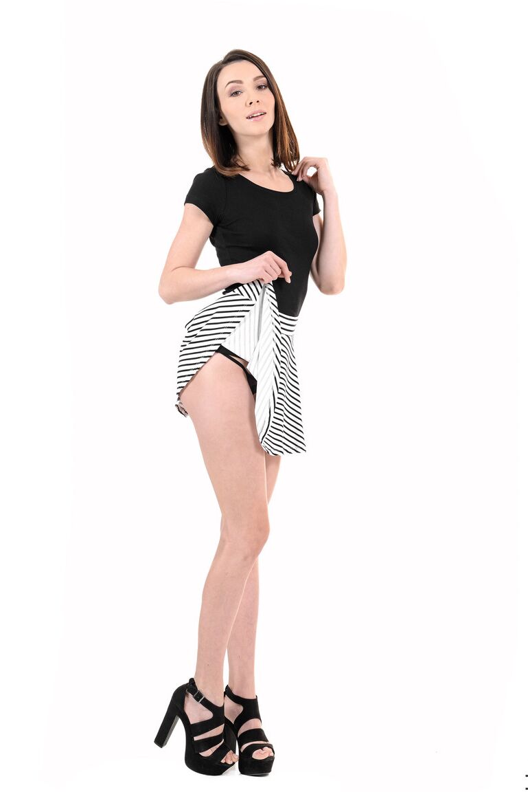 15P Solo girl Adel Morel présente sa chatte rasée après un spectacle de strip-tease