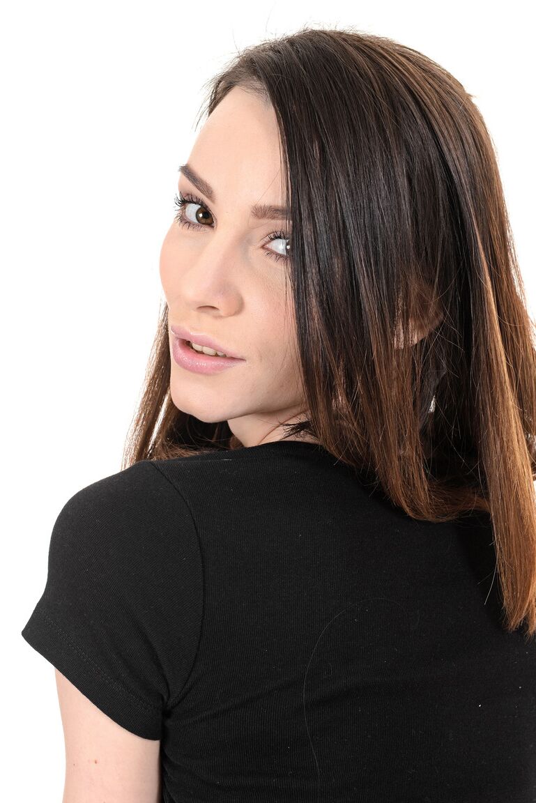 15P Solo girl Adel Morel présente sa chatte rasée après un spectacle de strip-tease