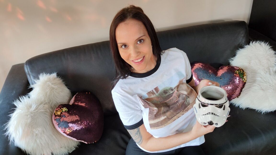 21P Estrela pornográfica morena com peitos grandes Jennifer Mendez leva um pau enorme no regalo