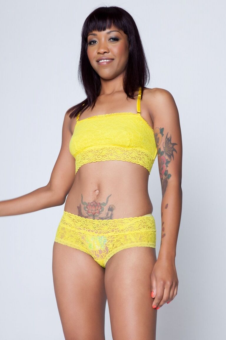 17P Irrésistible nana ébène aux seins naturels Lotus Lain posant nue en solo