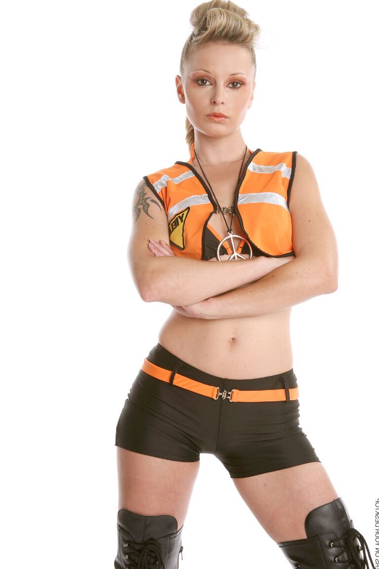 15P A loira sexy Liliane Tiger se despe com botas de couro pretas até a coxa