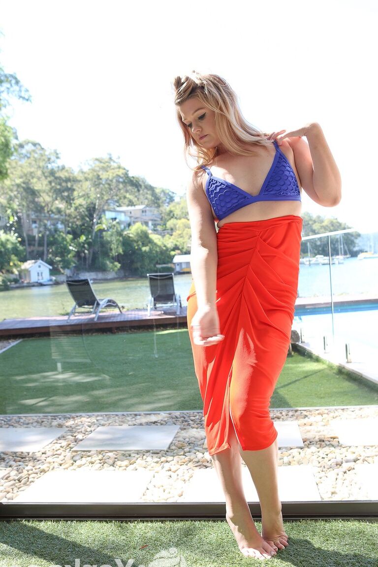 17P A loira Lana Jade mostra seus seios médios e esfrega sua vulva lisa ao ar livre