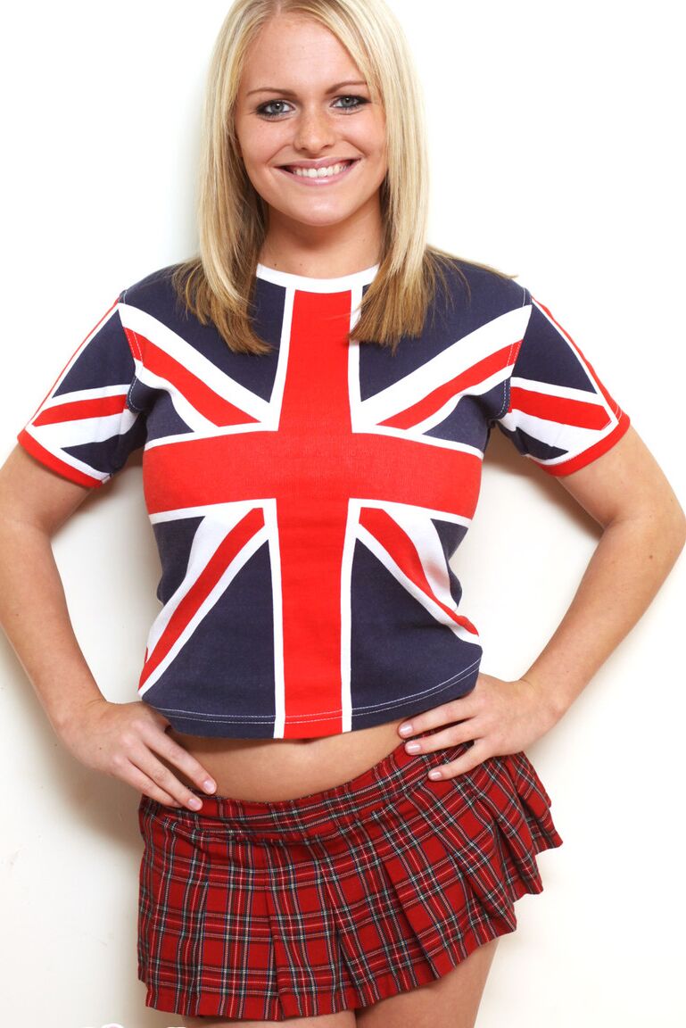 16P A amadora loira Victoria Summers libera seus grandes naturais de uma camisa Union Jack