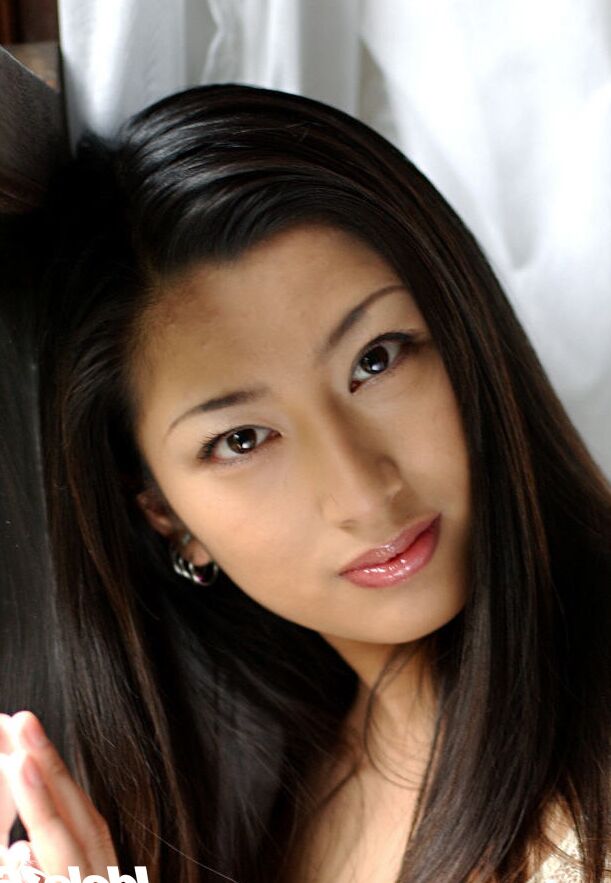 16P Das süße asiatische Babe Ran Asakawa präsentiert ihre kleinen Titten mit harten Nippeln