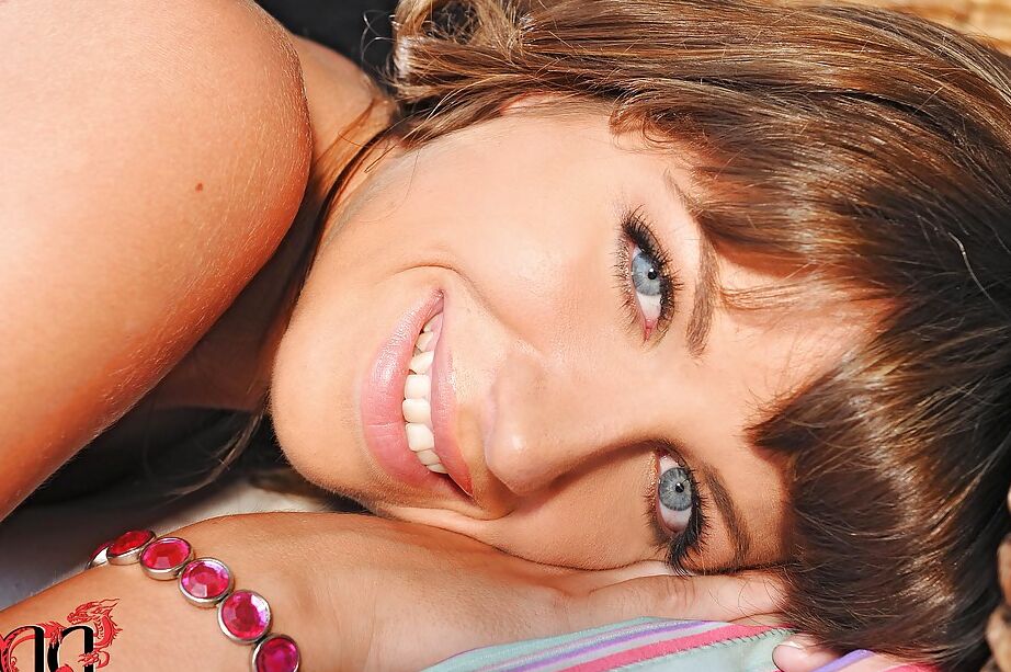 16P Posando al aire libre con la tremenda Alise Alanis mostrando su fetiche de pies