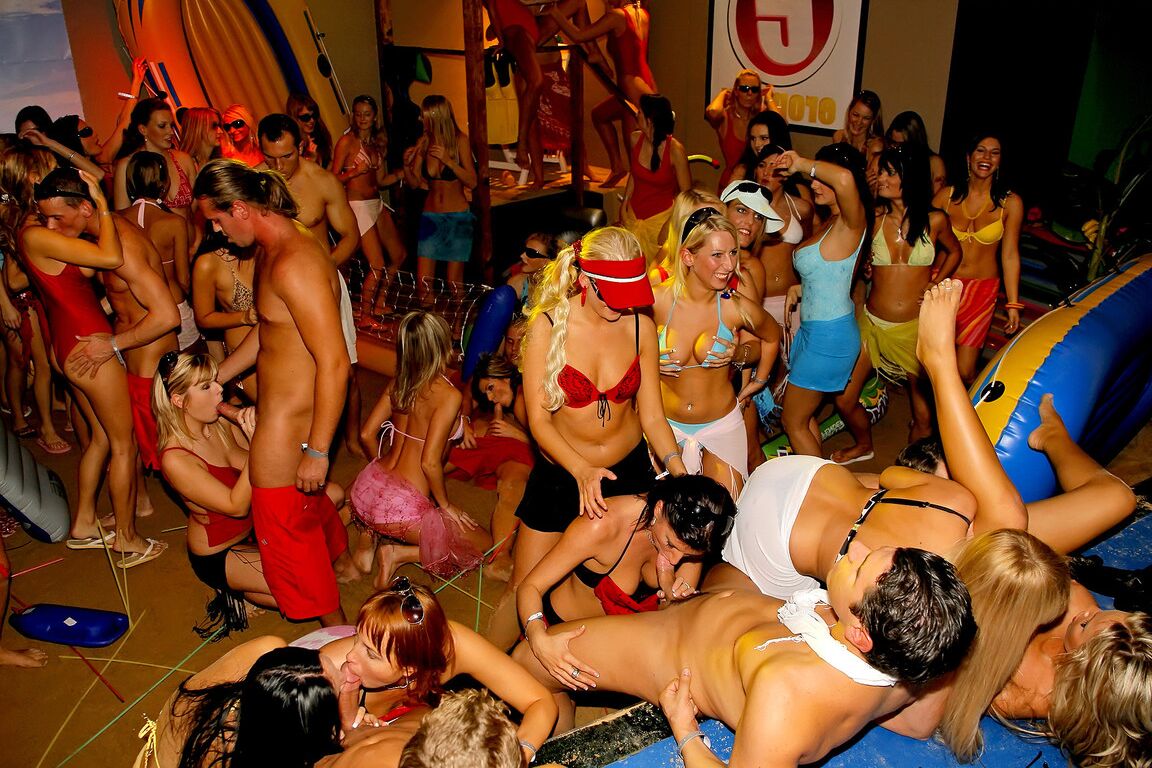 14P Garotas excitadas têm relações sexuais com strippers masculinos depois de ficarem bêbadas