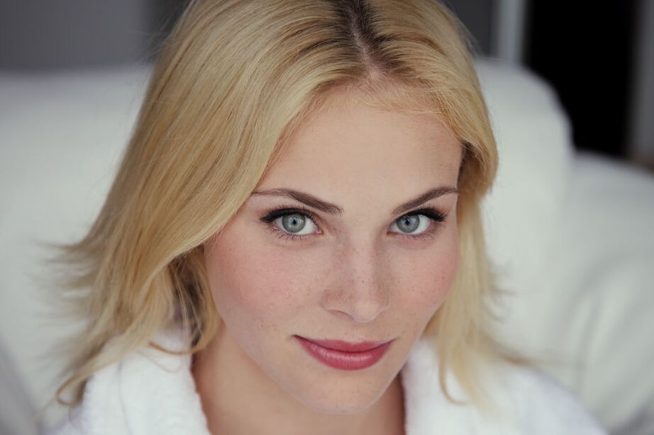 16P La jeune blonde Cordelia A se pince un téton avant de montrer sa chatte sans poils