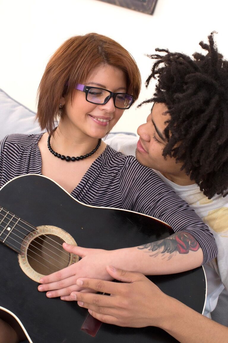 17P Angelin Jay, hippie vêtu de lunettes, paie des cours de guitare avec une pipe