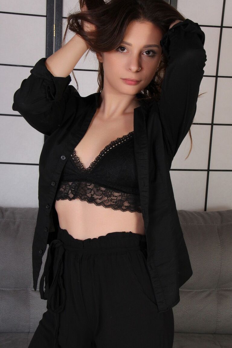 12P Une superbe brune montre ses pieds parfaits en bas sexy
