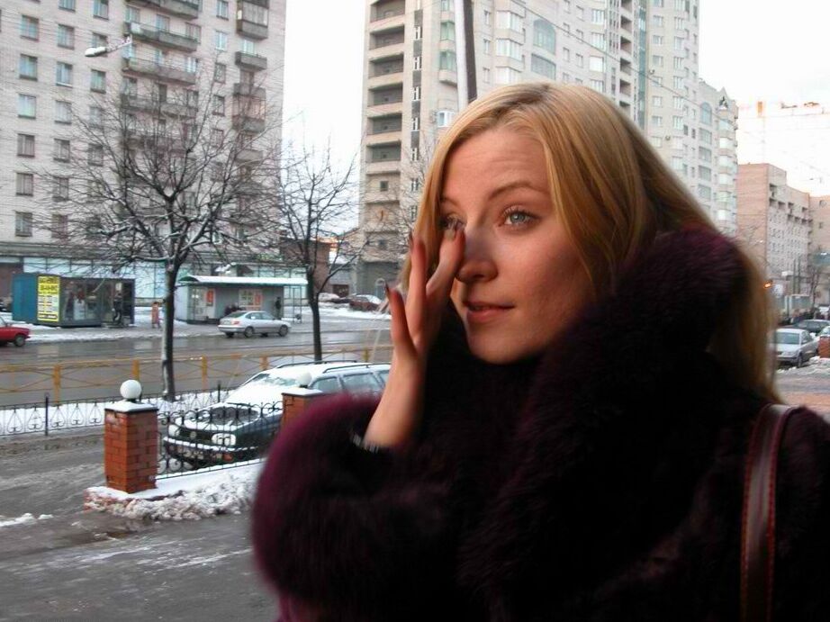 12P Blonde Frau geht von der Muschi zum Mund, nachdem sie auf der Straße einen Fremden getroffen hat