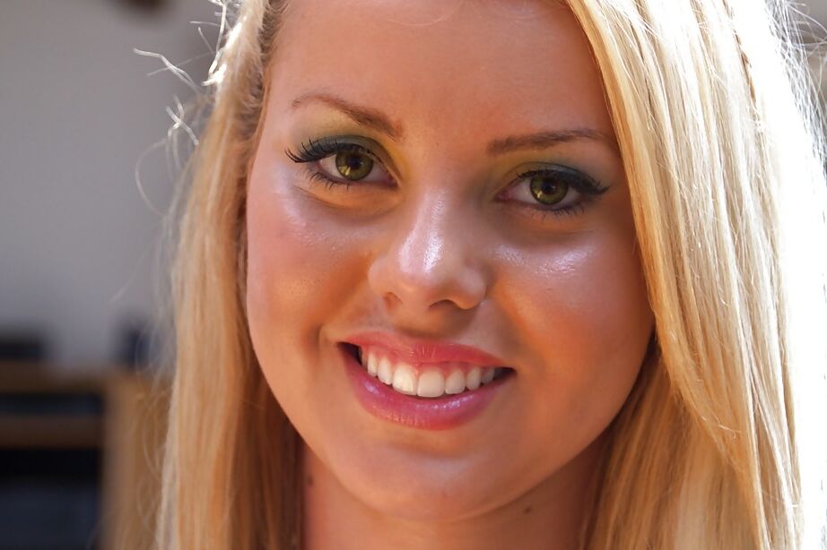 16P 驚くべきファニーを披露する見事なラティーナ美女ジェシー・ロジャース