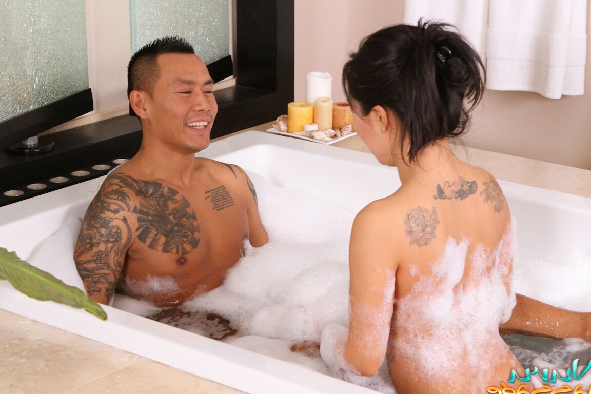 15P Massagista oriental Asa Akira fica nua antes de aliviar o estresse do pau no banho