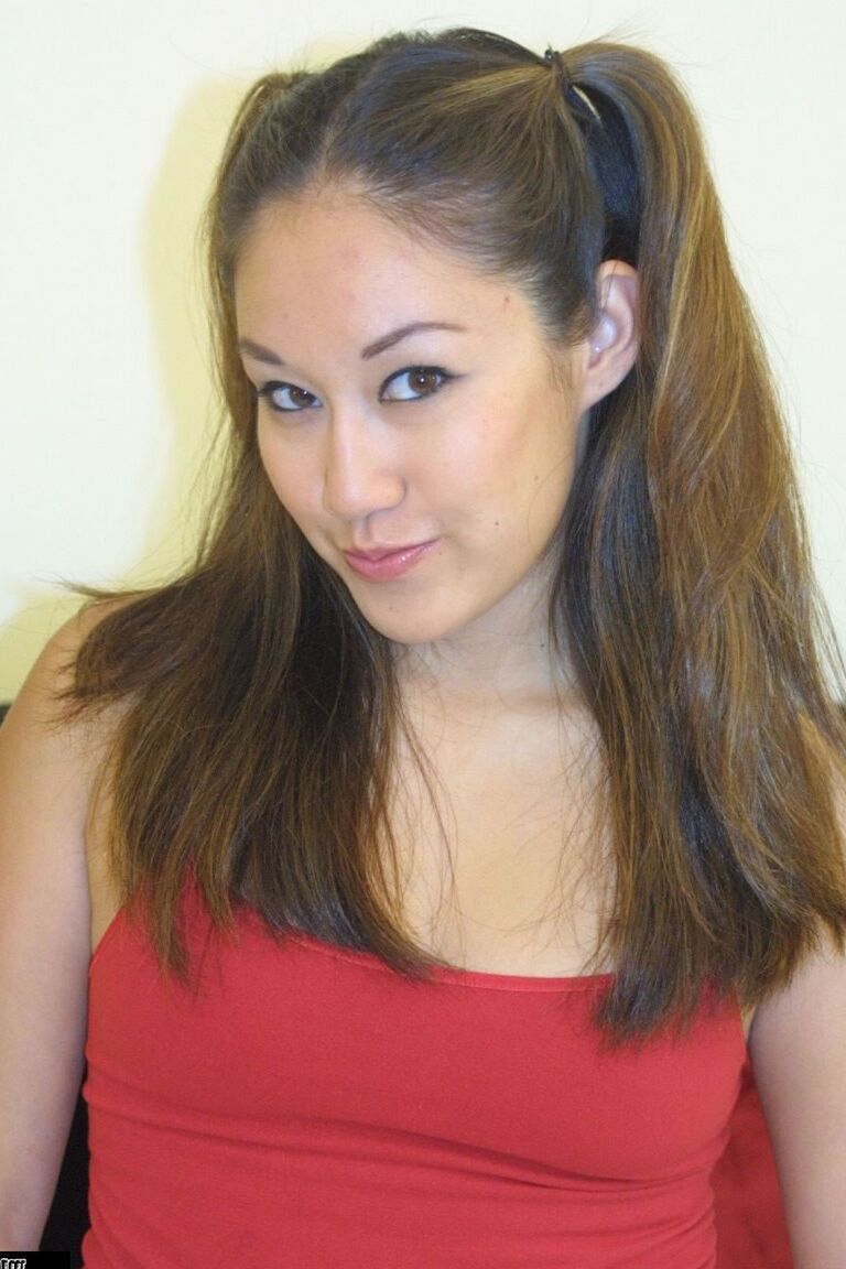 19P Cutie con trenzas abre sus piernas regordetas mostrando su coño afeitado